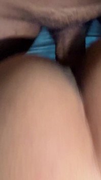 Neukte vriendin harder op bed pov
