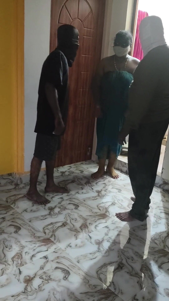 Thesana: दो theives अकेली महिलाओं को चोदती है