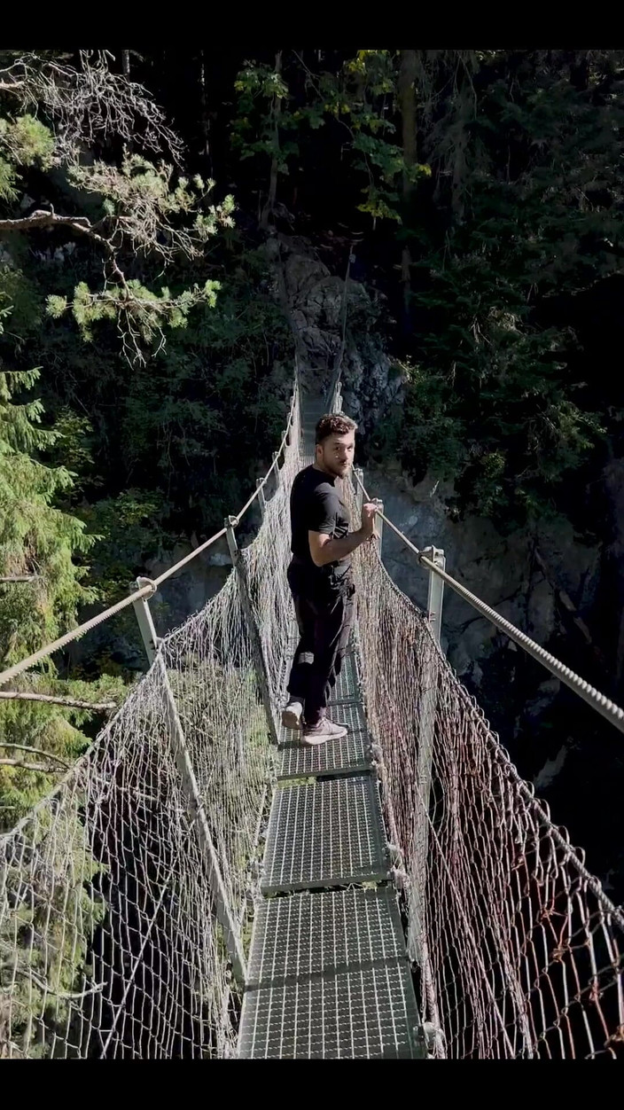 Luna and Sage: Quickie Gunung Spontan, Pasangan Awam Di Luar