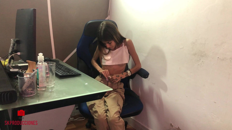 TUflacasex: Une petite brune vient travailler dans son bureau mais se...