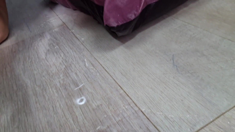 Adele Amber: 베개에 오줌