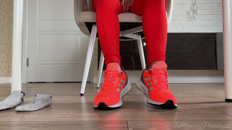 Princess Monica: Sko och fötter spelar under bordet