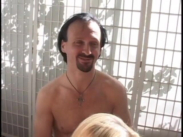 Time To Jerk Off: Гаряча блондинка тінка приймає кілька членів