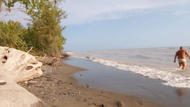 Skin and earth: Beruang gemuk, celana dalam basah yang sobek, jerkoff pantai telanjang (skinandearth)