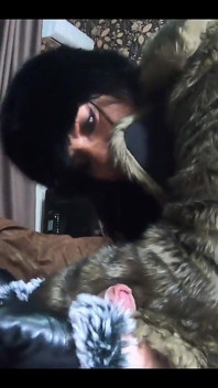 Pompino e gioco con sborra indossando un caldo cappotto in pelliccia verde, Guanti di pelle e stivali lunghi 21
