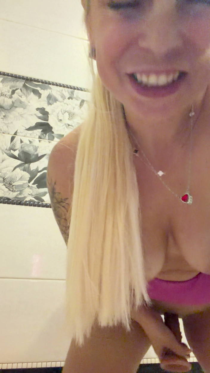 LarisaCum: I'm in the Bath Taking off My Pink Top