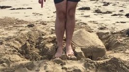 Manlyfoot - Esmagando em câmera lenta e pisando no Castelo de Areia na Praia com Grandes Pés Machos