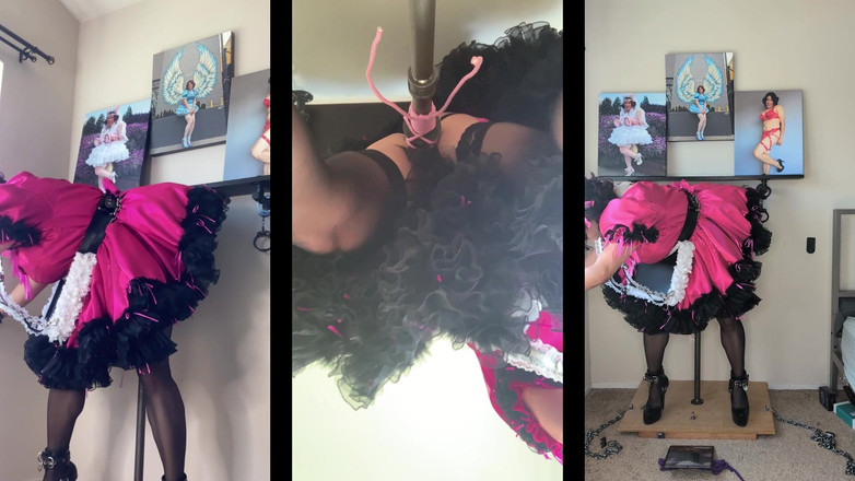 Sissy Candy: Maminsynek pokojówka z tacą do serwowania ujeżdża swoją podstawkę dildo