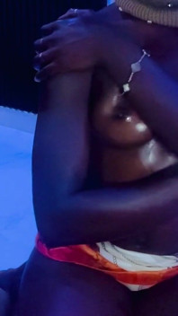 Zeiță sexy neagră africană slabă și grasă, uleioasă, cu țâțe mici, masaj cu încetinitorul
