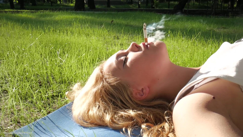 Russian Smokers: Ragazza russa sexy che fuma sigaretta rilassata all'aperto