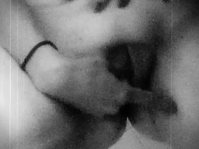 Betty Bomber: MILF se sprchuje v domácím videu masáže kundičky