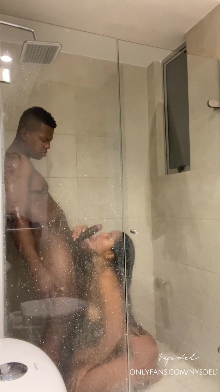 Nysdel: Blowjobs in the Bathroom Before Going to Work -amateur Couple- Nysdel