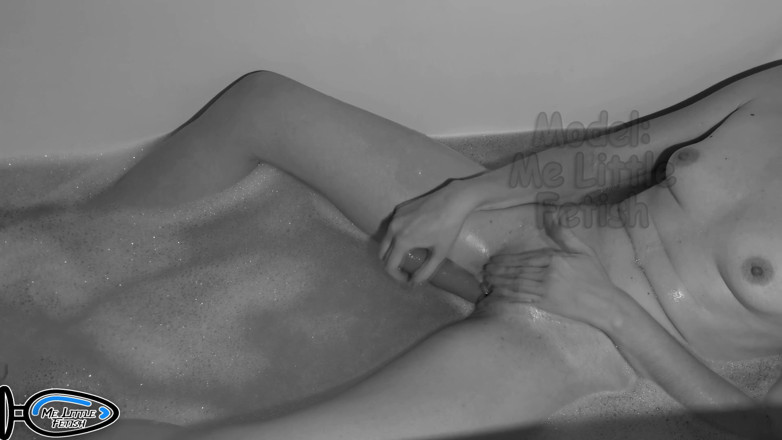 Me_little_fetish: Vibratörle 18+ amına mastürbasyon yapıyor ve ince kız akşam banyosu yapıyor