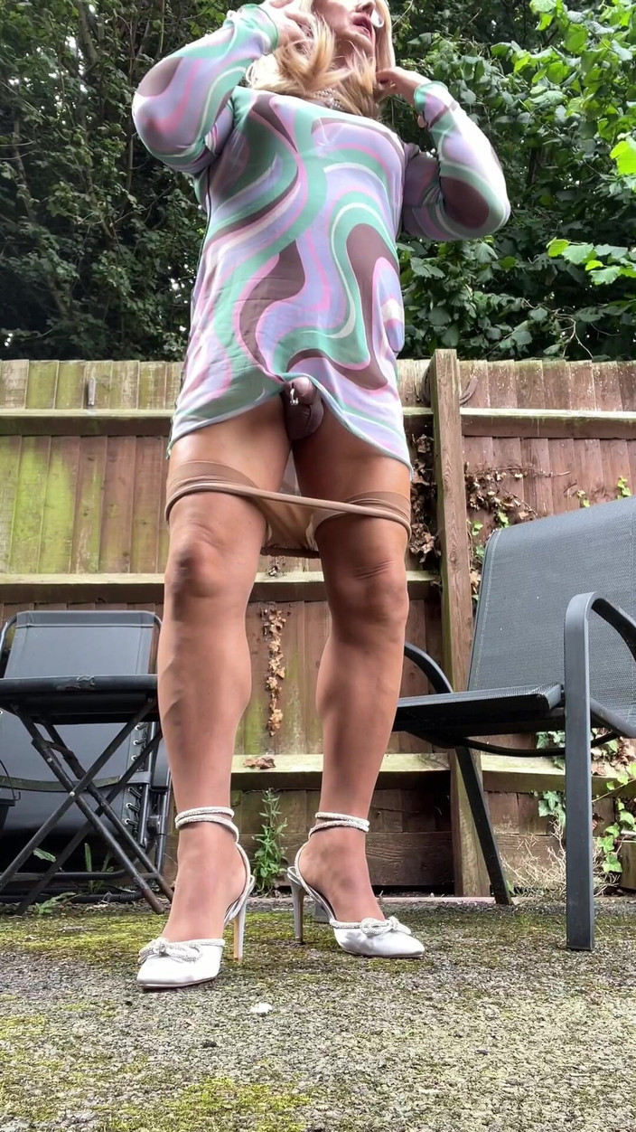Kellycd2022: Crossdresser kellycd2022 si tante seksi amatir dengan stoking ketat dan...