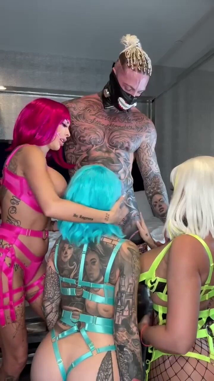 Danae Mari: 3 troie neon che scopano un grosso cazzo