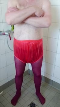 Inkontinenční zábava v horkých punčochách a gumových kalhotách