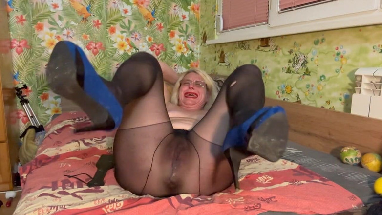 Putarankahotmilf: Masturbuj się 5 kulkami, a następnie wypchnij ją na zewnątrz