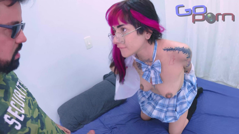 Go Porn: Elev slab vine acasă și urmează un curs anal hardcore cu...