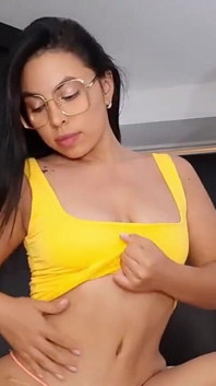 Solo latina gata mostra seu corpo