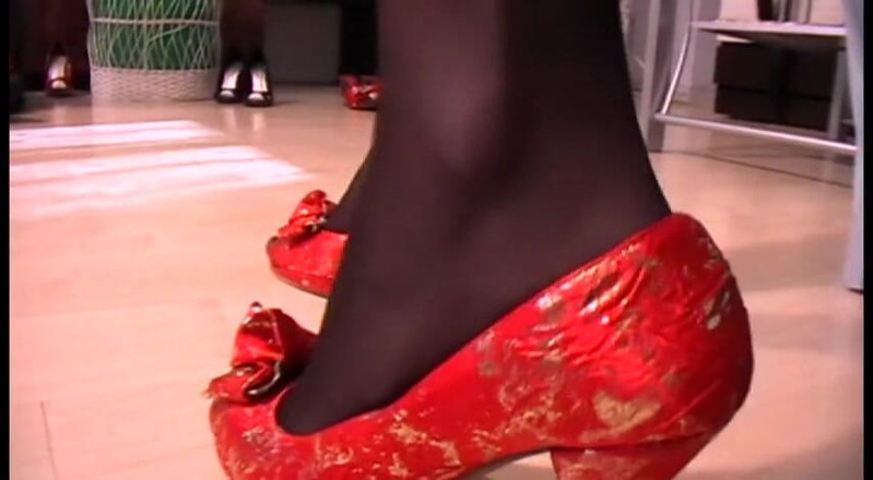 Foot Girls: Her slave loves high heels