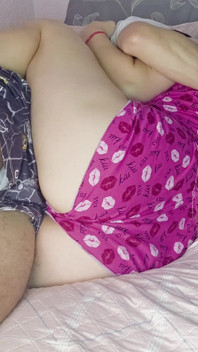 La Sorellastra Mi Fa Avere Un'erezione Abbracciandomi Quando Condividiamo Il Letto