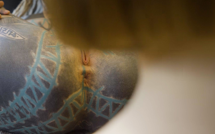 Z-Filmz: Roadtrip – awek bertatu mengongkek dubur awek dengan mainan besar dalam...