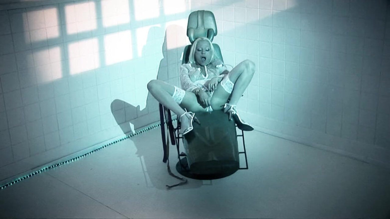 Dark Kinky Fantasies: Tratar a una rubia tetona enloquecida puede ser una tarea...