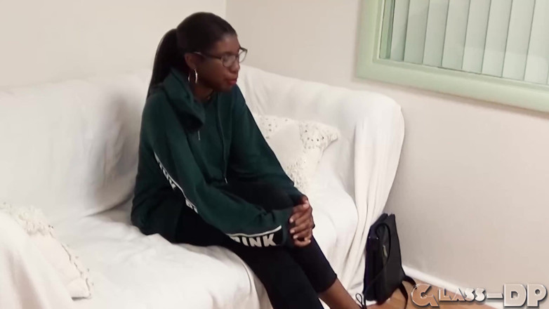 GLASSDP: Nerd negra ama su coño lleno de esperma