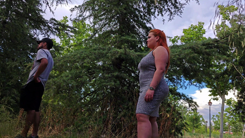 Latincurvyredhead: Berkongkek di taman dengan jiran saya