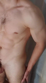 Sexy mladý chlap s velkým čůrákem si honí a sténá - Alexhuff