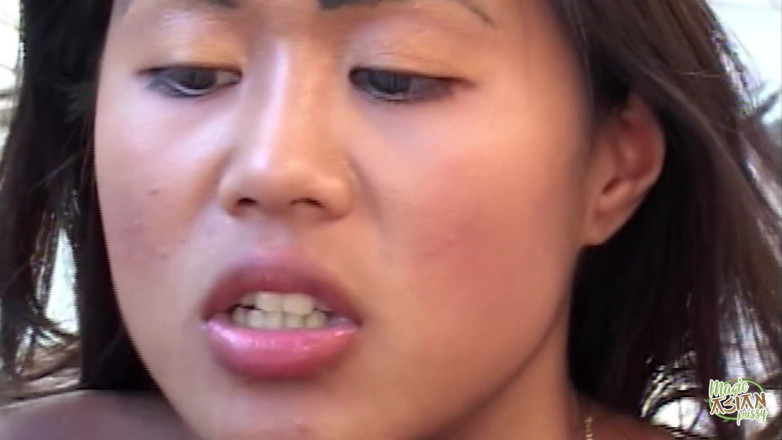 Magic Asian Pussy: I suoi buchi asiatici possono prendere cazzone nero e farlo...