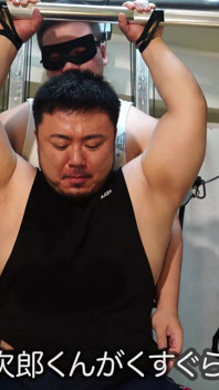 아시아를 간지럽히는 일본 근육남