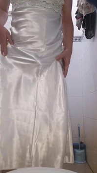 Asian Crossdresser ubrany w długą jedwabistą suknię nocną