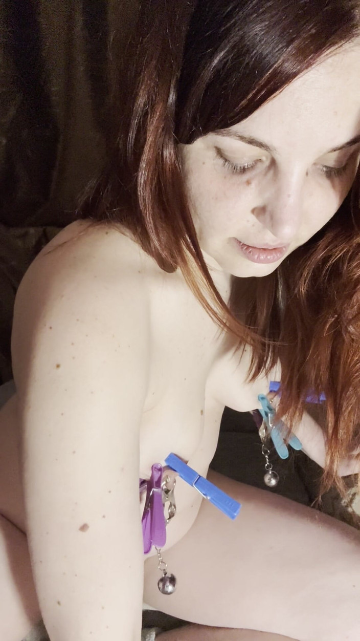 Elena917: 젖탱이와 보지를 때리는 클램프, 옷핀 및 벨트