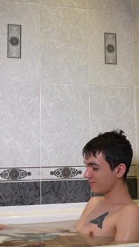 Twink adamlar birlikte banyo yapıyor ve emiyor