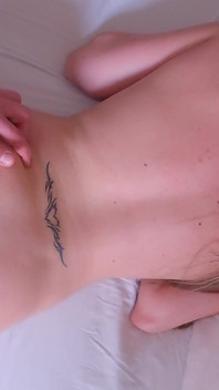 의붓여동생이 내 성기를 보고 그녀의 질이 즉시 젖었어요