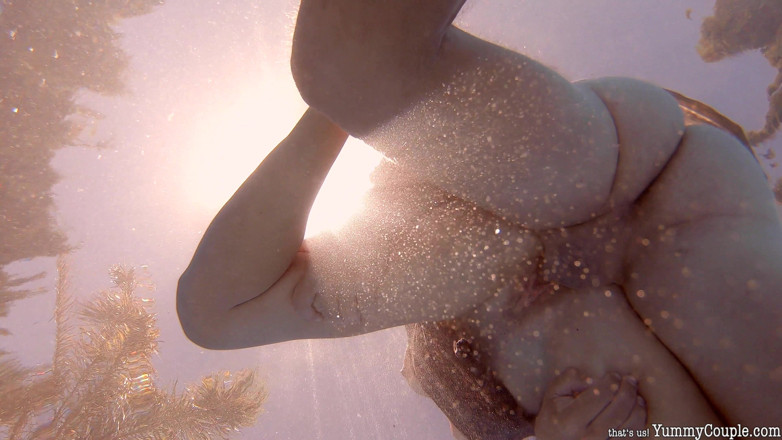 Yummy Couple: Fóllame en la piscina y glasea mi coño hinchado