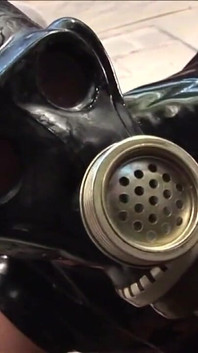 Němečtí fetišoví gumoví muži v surovém análním fistingu