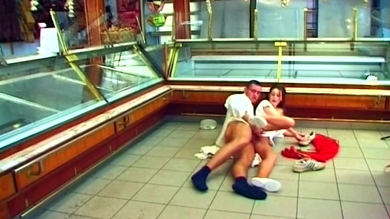 NAUGHTYPOLSKA: Une salope du marché fourre des saucisses au fond de...