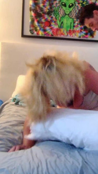Veja sua câmera de frente enquanto ela está de quatro bem fora da cama