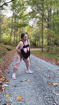 Na estrada rural esta prostituta esguicha uma carga
