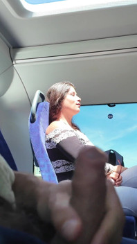 Une exhibitionniste séduit une MILF pour la sucer et se branler la bite dans un bus jusqu’à l’orgasme