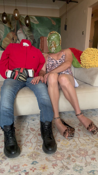 cd_aysemmm: 我的年轻继子被狠操并用手藏住他的鸡巴时很尴尬