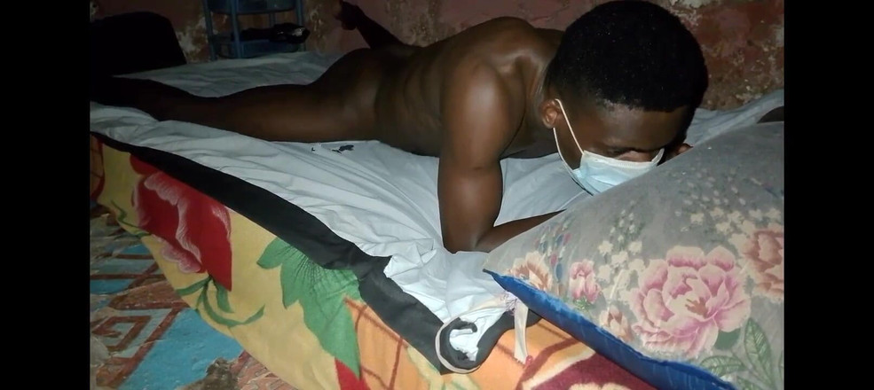 Masturbator emmy: Afrikalı zenci adam yatağını sikiyor