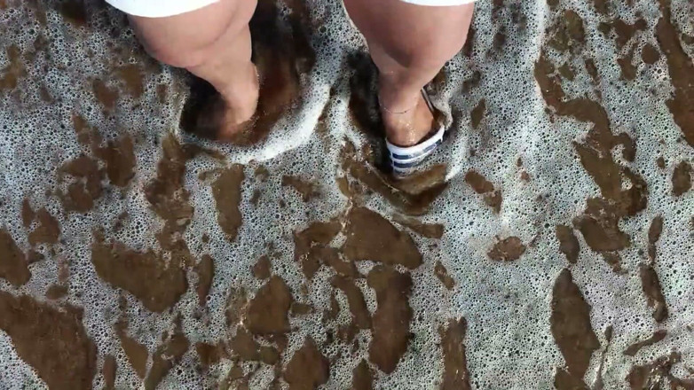 Idmir Sugary: Füße und das Meer extra Zeitlupe - ein Fuß barfuß und...