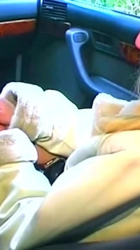 Carro público, escova de dentes esticando a buceta - pingando sorrisos de puta molhada