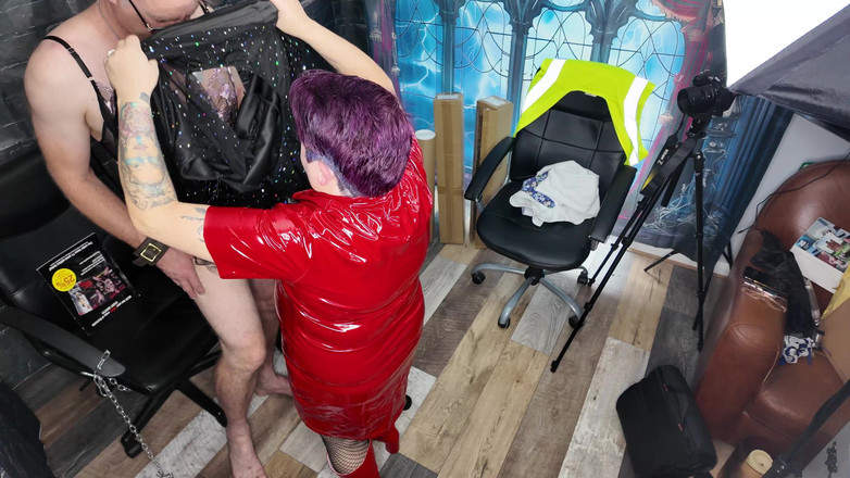 The Izars: Nucená feminizace šéfa Jades, spolu s deepthroatingem a peggingem