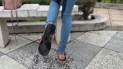 Katty West: Veřejné smočující džíny v parku u pláže