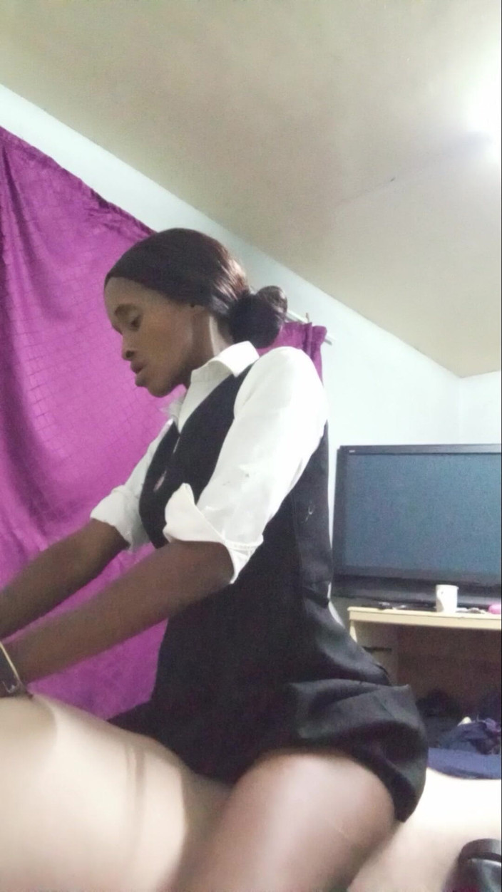 hothouse18xxx: 18岁的饥渴女学生，第一次吮吸和骑乘鸡巴，她的脸上露出与老男人的享受