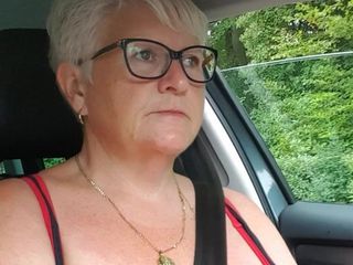UK Joolz: Peitos nus enquanto dirige!